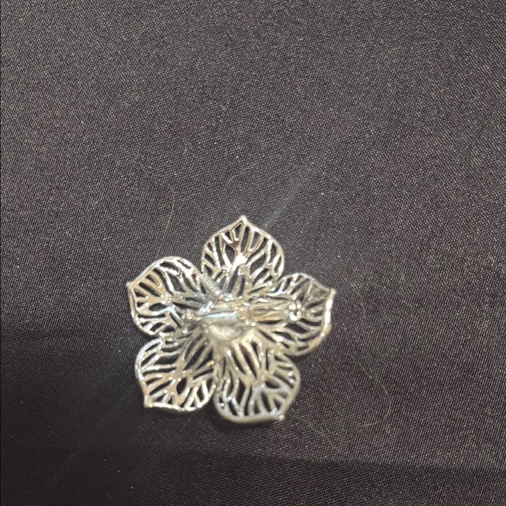 Elegant Silver Floral Brooch - Picture 2 of 2